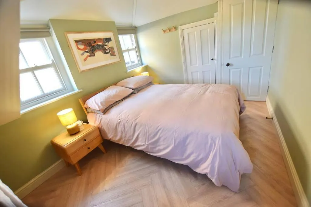 Sunny, Stylish Character Apartment Next To Park York